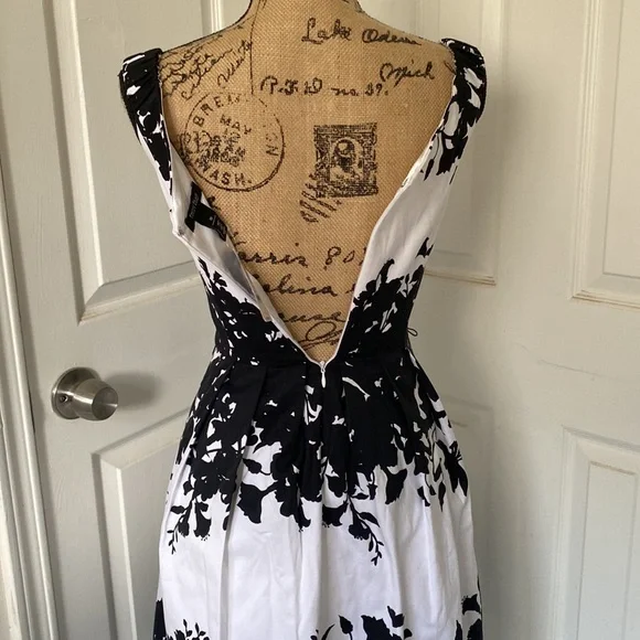 NWT WHBM Black and White Modern Floral Dress - Picture 4 of 9